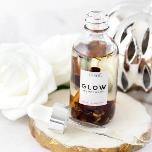 Teami Glow Facial Oil is infused with rose petals, cinnamon bark and jojoba oil to provide skin with a dewy hydration and natural glow.