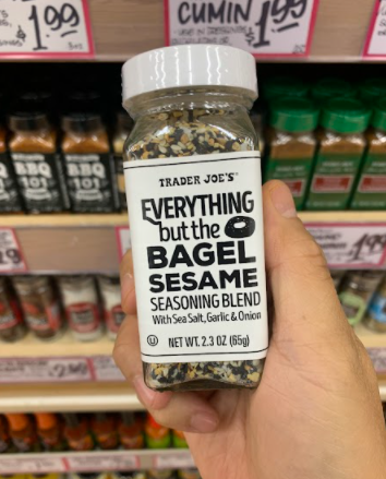A divine mixture of black and white sesame seeds, dried minced garlic and onion, sea salt flakes and poppy seeds perfect for bagel seasoning.
